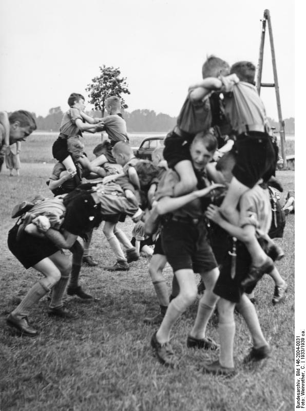 Bundesarchiv_Bild_146-2004-0031,_Hitlerjugend_im_Pfingstlager.jpg