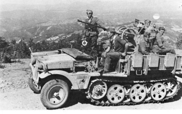 2cm Flak38 auf Zugkraftwagen 1t (Sd_Kfz_ 105)_.jpg