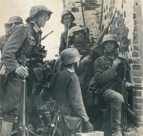 german infantry fighting in the ruins of stalingrad _october 1942_.jpg