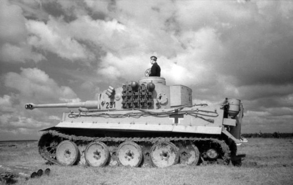 Bundesarchiv_Bild_101I-698-0038-04,_Russland-Nord,_Panzer_VI_(Tiger_I).jpg
