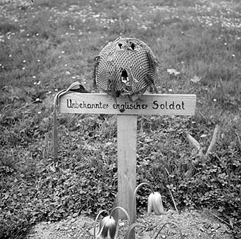 Airborne_grave,_Arnhem_1945.jpg