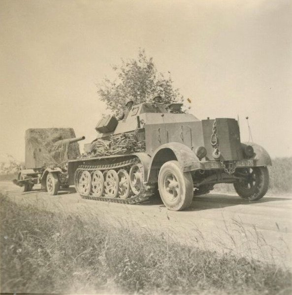 Gepanzerte Zugkraftwagen 8t (Sd_Kfz_ 7).jpg