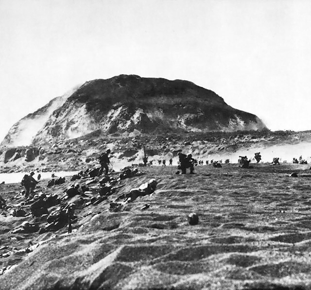 Marines_on_the_beach_of_Iwo_Jima.jpg