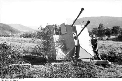 Bundesarchiv_Bild_101I-301-1957-26_2C_Nordfrankreich_2C_Zwillings-Flak.jpg