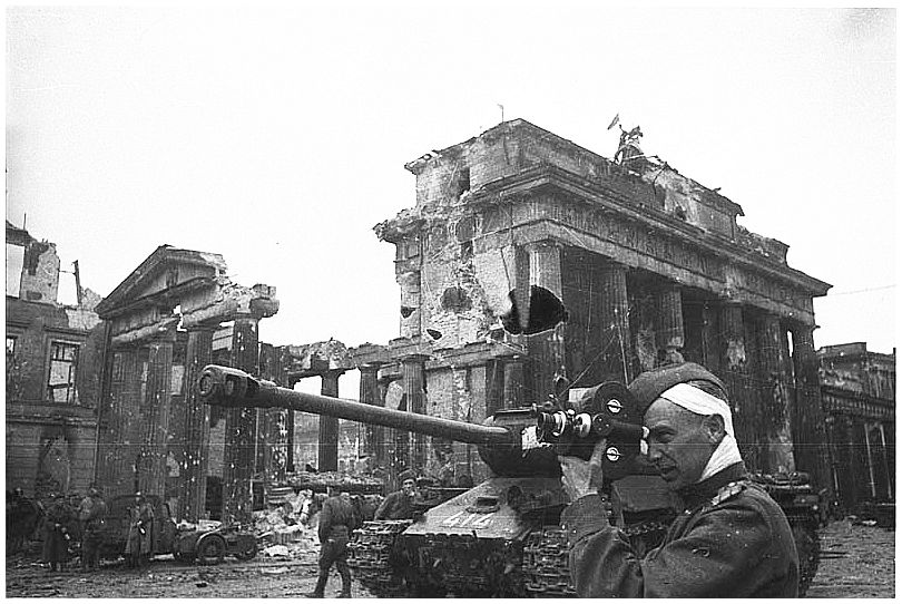 brandenburg-gate-berlin-falls-second-world-war-ww12-incredible-images-pictures-photos-russians-soviet-1945-005.jpg