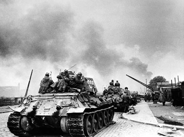 soviet_tanks_berlin1945.jpg