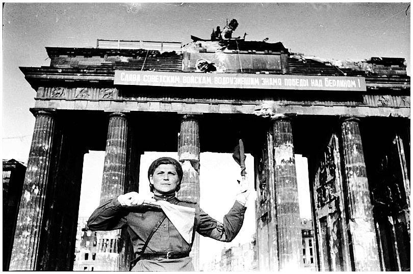 brandenburg-gate-berlin-falls-second-world-war-ww12-incredible-images-pictures-photos-russians-soviet-1945-006.jpg