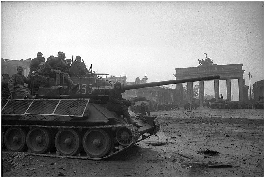 brandenburg-gate-berlin-falls-second-world-war-ww12-incredible-images-pictures-photos-russians-soviet-1945-001.jpg