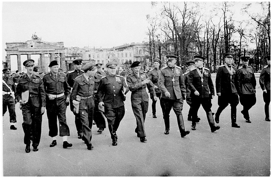 brandenburg-gate-berlin-falls-second-world-war-ww12-incredible-images-pictures-photos-russians-soviet-1945-007.jpg