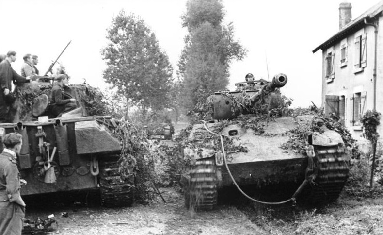 Bundesarchiv_Bild_101I-301-1954-06,_Nordfrankreich,_Panzer_V_(Panther)_in_Ortschaft.jpg