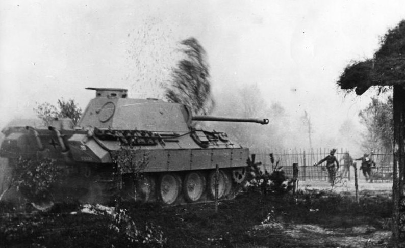 Bundesarchiv_Bild_146-1976-124-12A,_Russland,_Infanterie_und_Panzer_im_Kampf.jpg