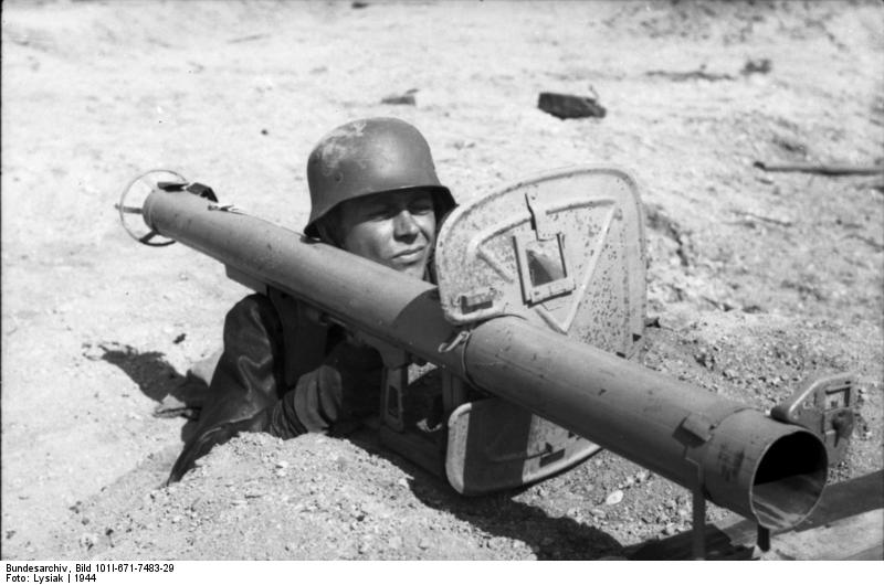 Bundesarchiv_Bild_101I-671-7483-29,_Reichsgebiet,_Soldat_mit_Panzerabwehrwaffe.jpg