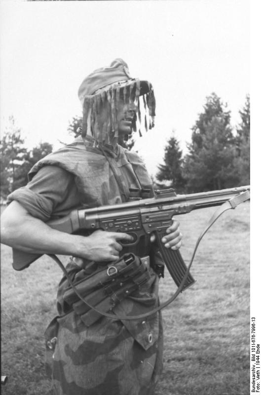 Bundesarchiv_Bild_101I-676-7996-13,_Infanterist_mit_Sturmgewehr_44.jpg