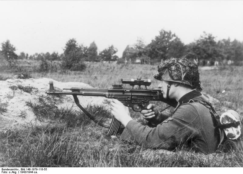 Bundesarchiv_Bild_146-1979-118-55,_Infanterist_mit_Sturmgewehr_44.jpg