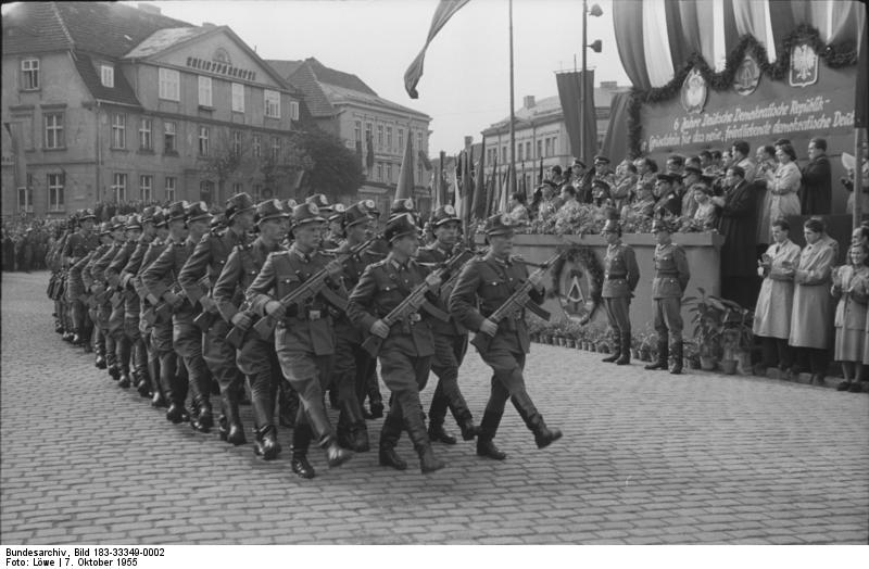 Bundesarchiv_Bild_183-33349-0002,_Neustrelitz,_Jahrestag_der_DDR,_Volkspolizei.jpg