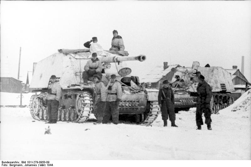 Bundesarchiv_Bild_101I-279-0950-09,_Russland,_Jagdpanzer_Nashorn-Hornisse.jpg