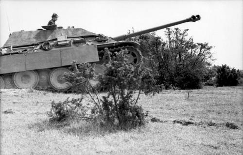 Bundesarchiv_Bild_101I-717-0017-12__Frankreich__Jagdpanther.jpg