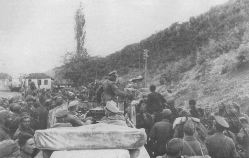 Sepp en el coche rodeado de prisioneros griegos LAH SS.gif