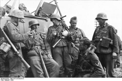 Bundesarchiv_Bild_101I-218-0524-31__Russland-S__d__Soldaten_bei_Rast.jpg