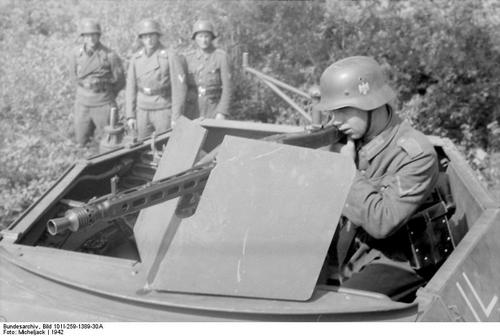 Bundesarchiv_Bild_101I-259-1389-30A__S_C3_BCdfrankreich__Soldat_an_MG_42_in_Sch_C3_BCtzenpanzer.jpg