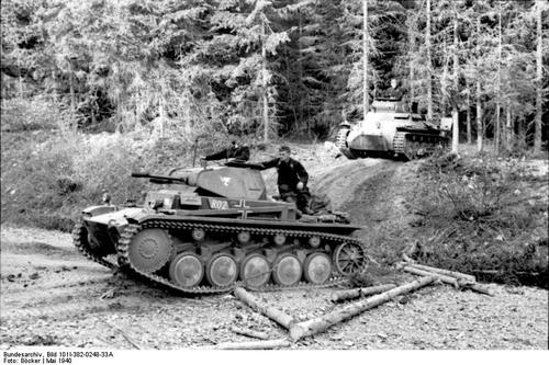 Bundesarchiv_Bild_101I-382-0248-33A__Im_Westen__Panzer_II_und_Panzer_I.jpg