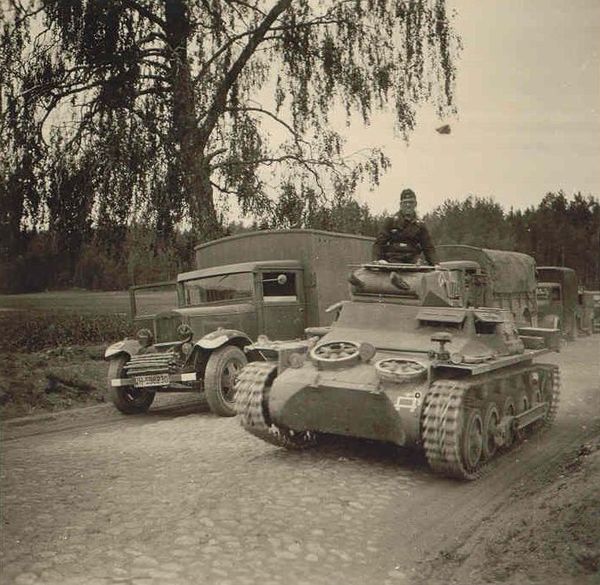 Pz_Kpfw_ I Ausf_ B (Sd_Kfz_ 101)_９８０７６.jpg