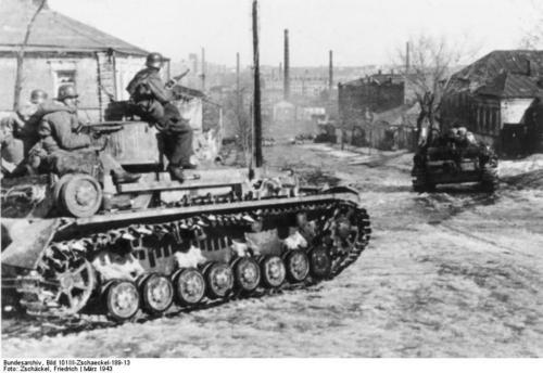 Bundesarchiv_Bild_101III-Zschaeckel-189-13__Russland__Charkow__Waffen-SS_mit_Panzer_IV.jpg