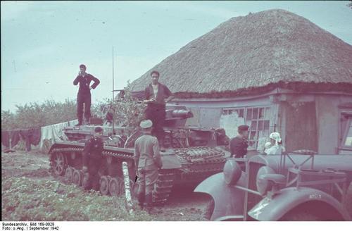 Bundesarchiv_Bild_169-0028_2C_Russland_2C_Panzer_IV_vor_Haus.jpg