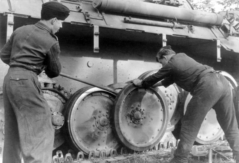 Bundesarchiv_Bild_101I-296-1652-35,_Nordfrankreich,_Montage_am_Pantherlaufwerk.jpg