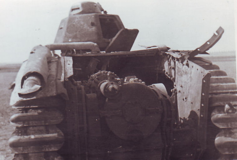 CharB-1bis-119-wrak_silnik.jpg