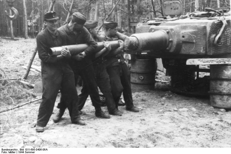 Bundesarchiv_Bild_101I-695-0406-06A,_Polen,_Reparatur_eines_Panzer_VI_(Tiger).jpg