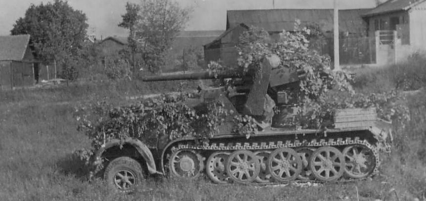 1_8_8cm_flak_18_selbstfahrlafette_auf_zugkraftwagen_12t_.jpg