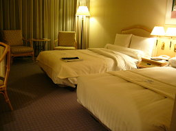 ゆったりめベッドなウィンザーホテルのお部屋