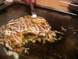 焼きあがって、店員さんがマヨネーズの量を伺っているのに。私の頭を指さし『掛けろ！！』とか無理難題、傍若無人ブリを発揮されますぅー。。。かなんなぁー、、、そっちの人。。.JPG