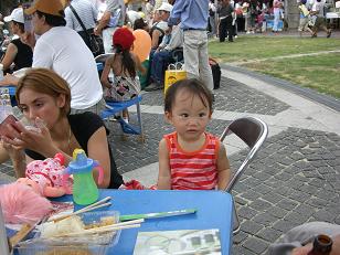 食事時になっても、お気に入りのメリーちゃんを放さなかったサラちゅー。。やっとテーブルに置いてくれました 。.JPG