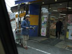 近くで見たいので、幅寄せしパシリっと撮りました。１冊１０００円で売ってます。宇宙人の本。ちなみにご覧のように作者は、日本人のようです。.JPG