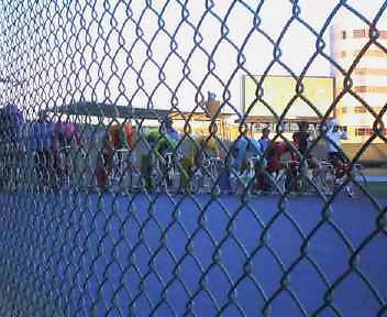 発走台に付く決勝選手たち