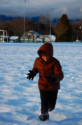 雪の公園で駆けるなっちゃん