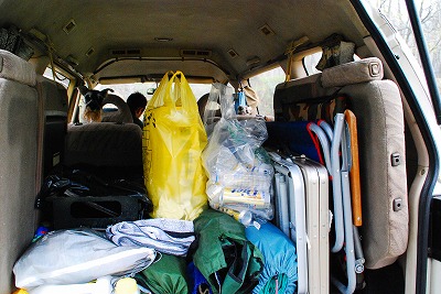 キャンプ道具の向うにう・・・