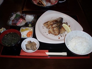 ワラサのハーブ焼き、刺身付き定食