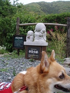 お地蔵さんとモモ