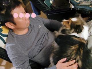 大好きなパパのお膝にだっこ