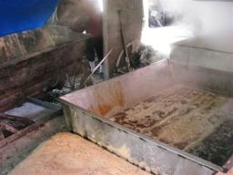 搾ったサトウキビの汁を、数段階にわけて　じっくり煮込んでいます