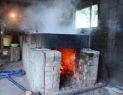 目の前の徳浜の海水を、釜炊き。加計呂麻島の「さんご塩」