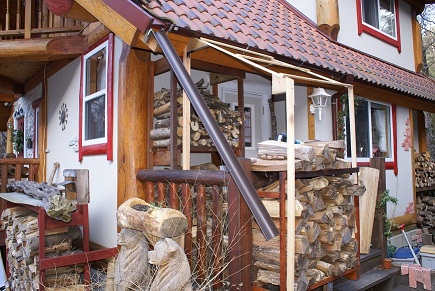 薪棚に屋根をつける事に