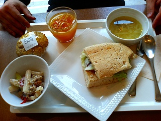 サンドイッチのランチプレート