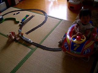 かーたん、早く電車走らせて！