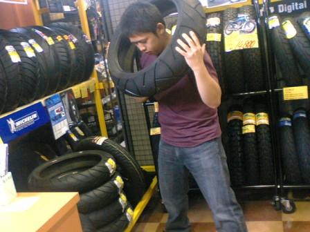 タイヤ確かめ中