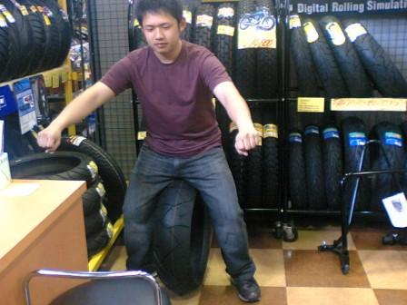 このタイヤなかなかええばい！　　そして彼はこの後店員から怒られた・・・