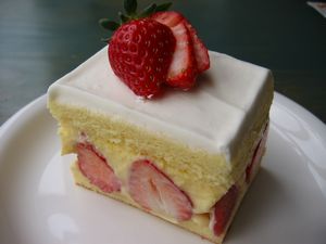 真っ赤ないちごのケーキ